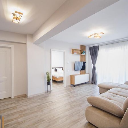 Creamy Wood Haven Apartment Oradea Exterior photo