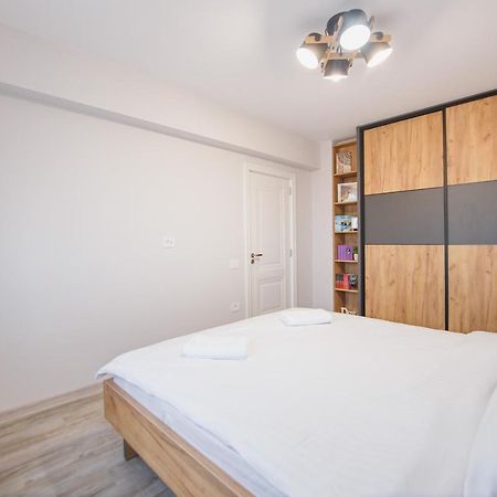 Creamy Wood Haven Apartment Oradea Exterior photo