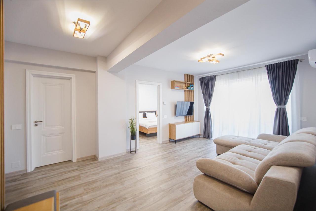 Creamy Wood Haven Apartment Oradea Exterior photo