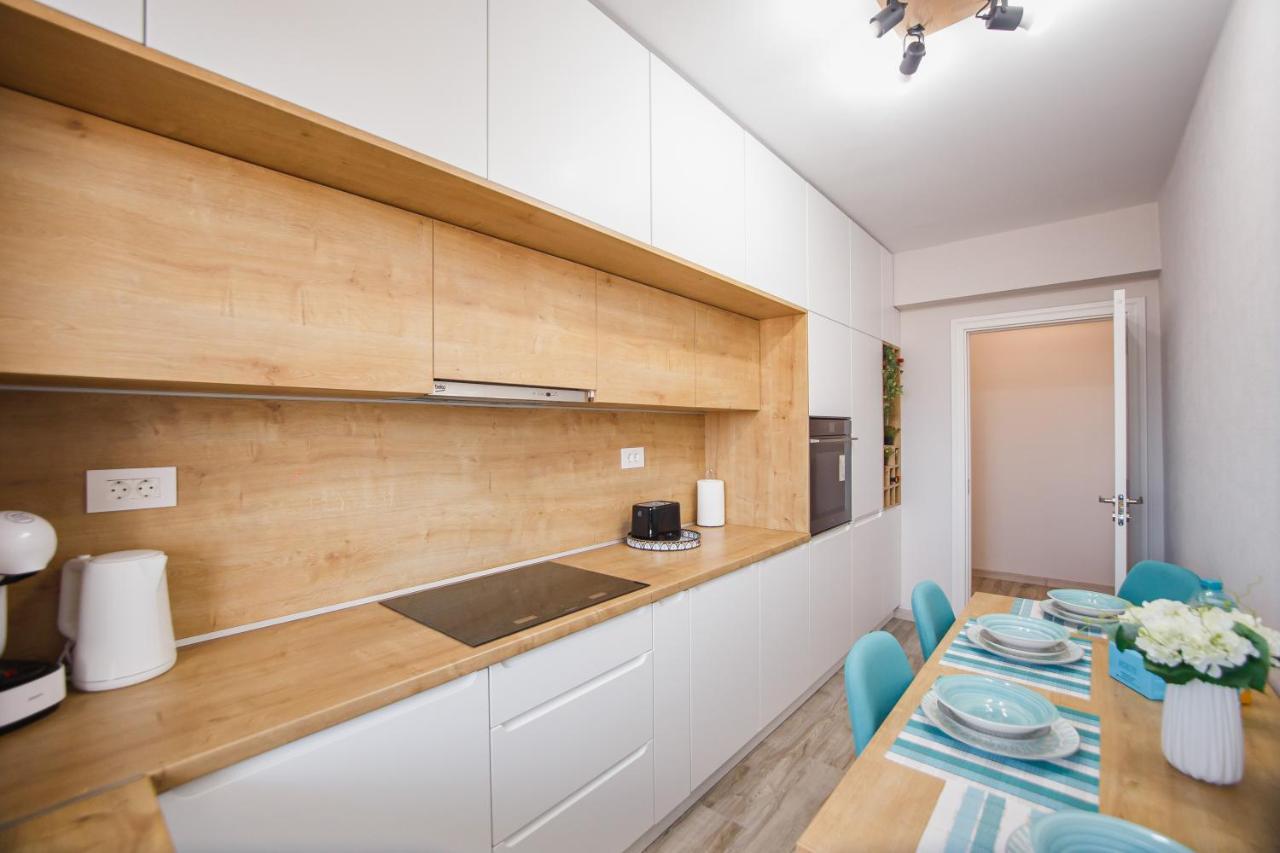 Creamy Wood Haven Apartment Oradea Exterior photo