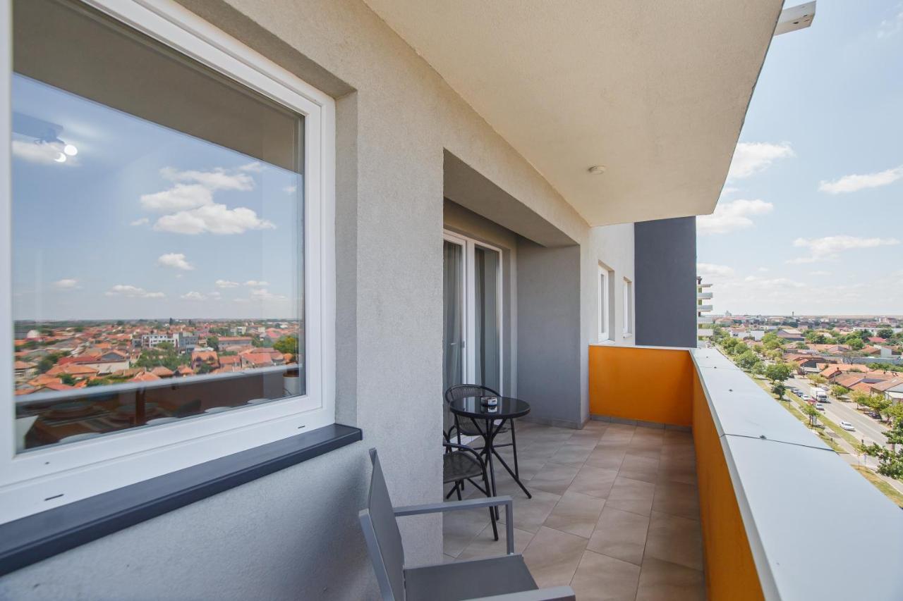 Creamy Wood Haven Apartment Oradea Exterior photo