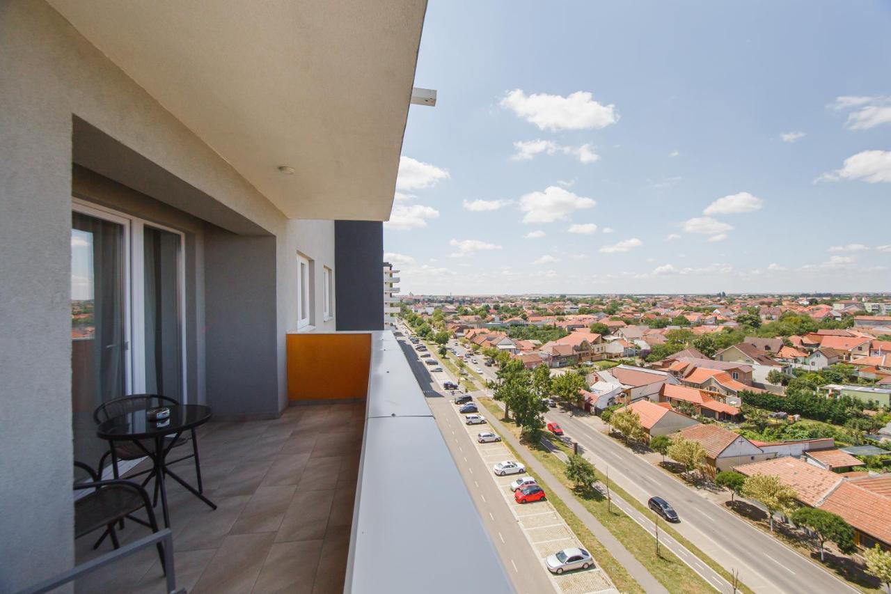 Creamy Wood Haven Apartment Oradea Exterior photo