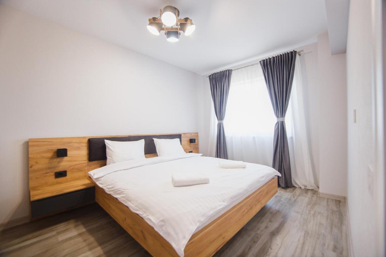 Creamy Wood Haven Apartment Oradea Exterior photo