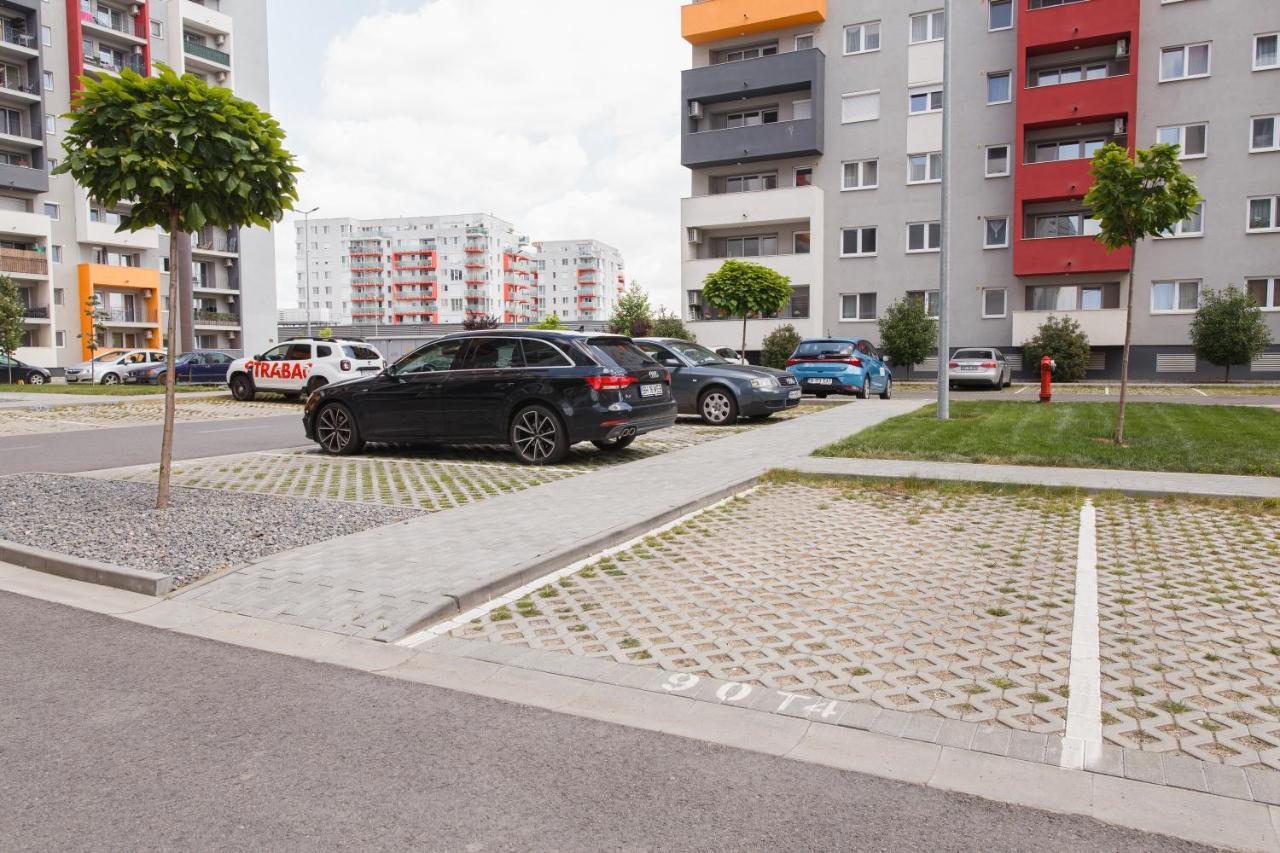 Creamy Wood Haven Apartment Oradea Exterior photo
