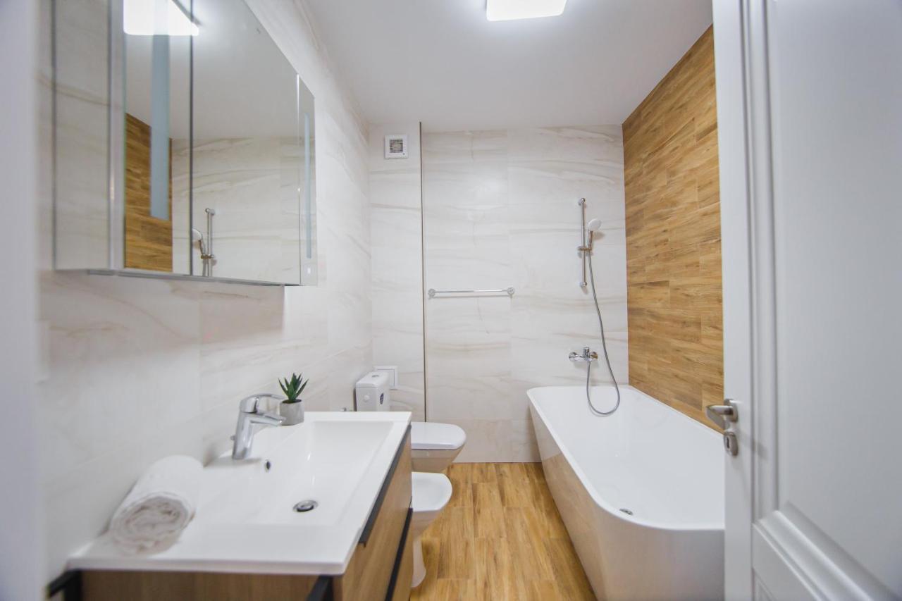 Creamy Wood Haven Apartment Oradea Exterior photo