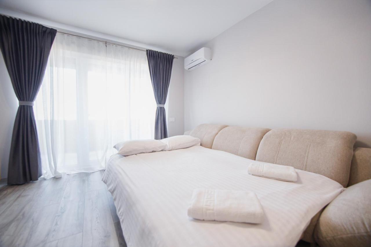 Creamy Wood Haven Apartment Oradea Exterior photo