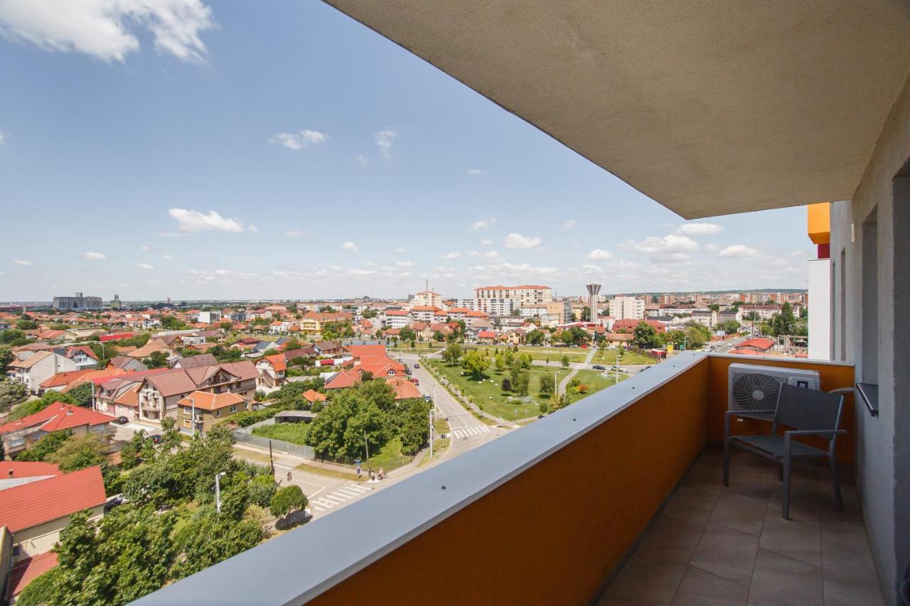 Creamy Wood Haven Apartment Oradea Exterior photo