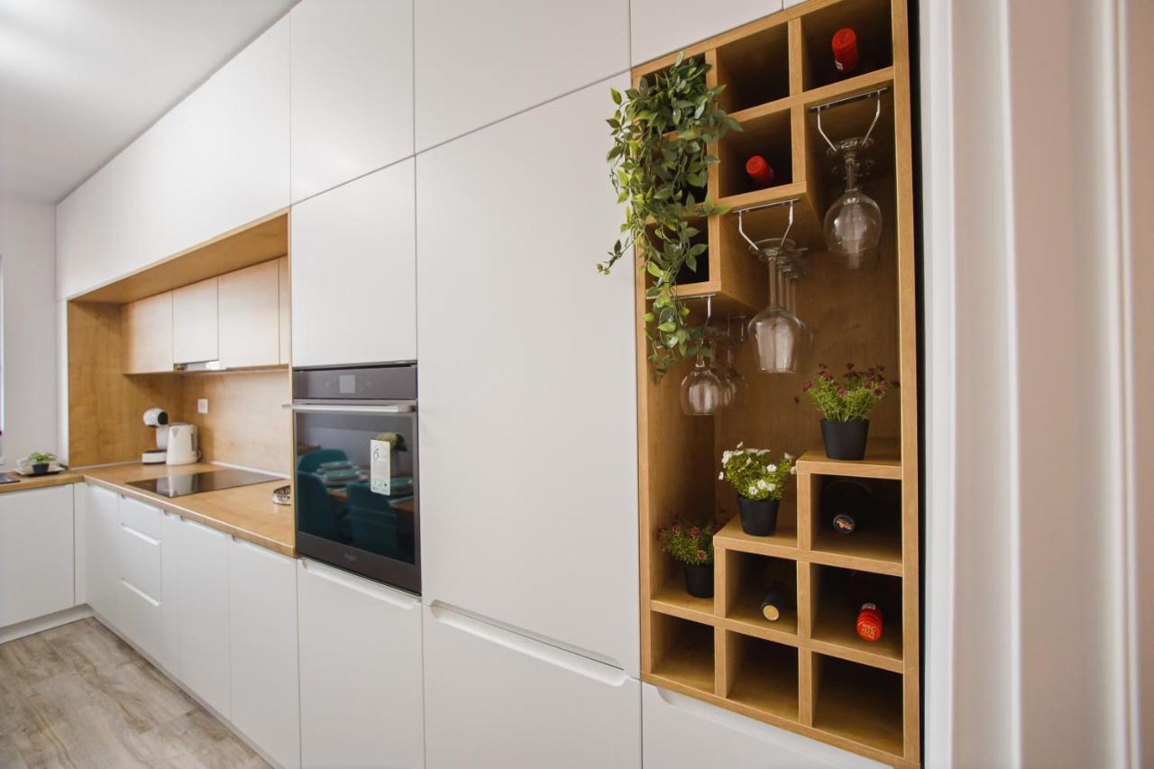 Creamy Wood Haven Apartment Oradea Exterior photo