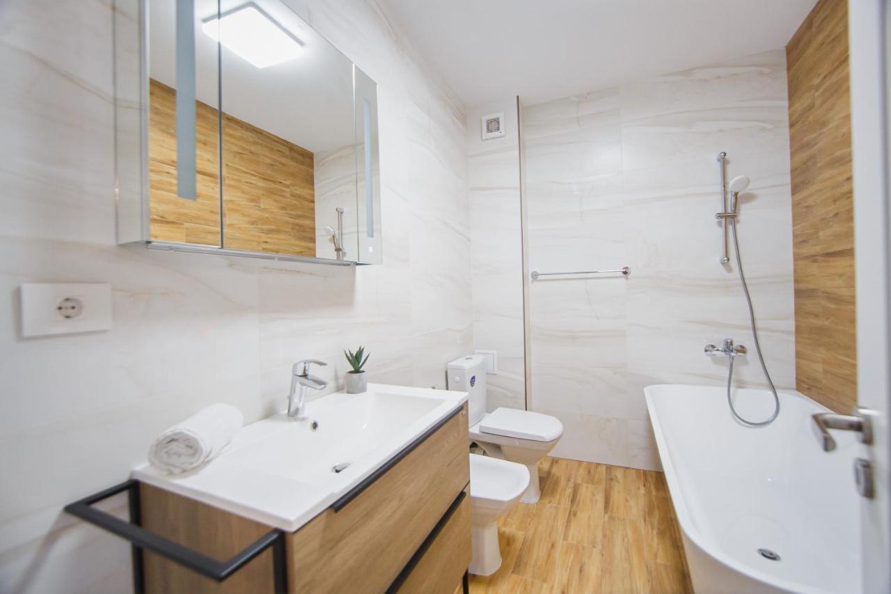 Creamy Wood Haven Apartment Oradea Exterior photo