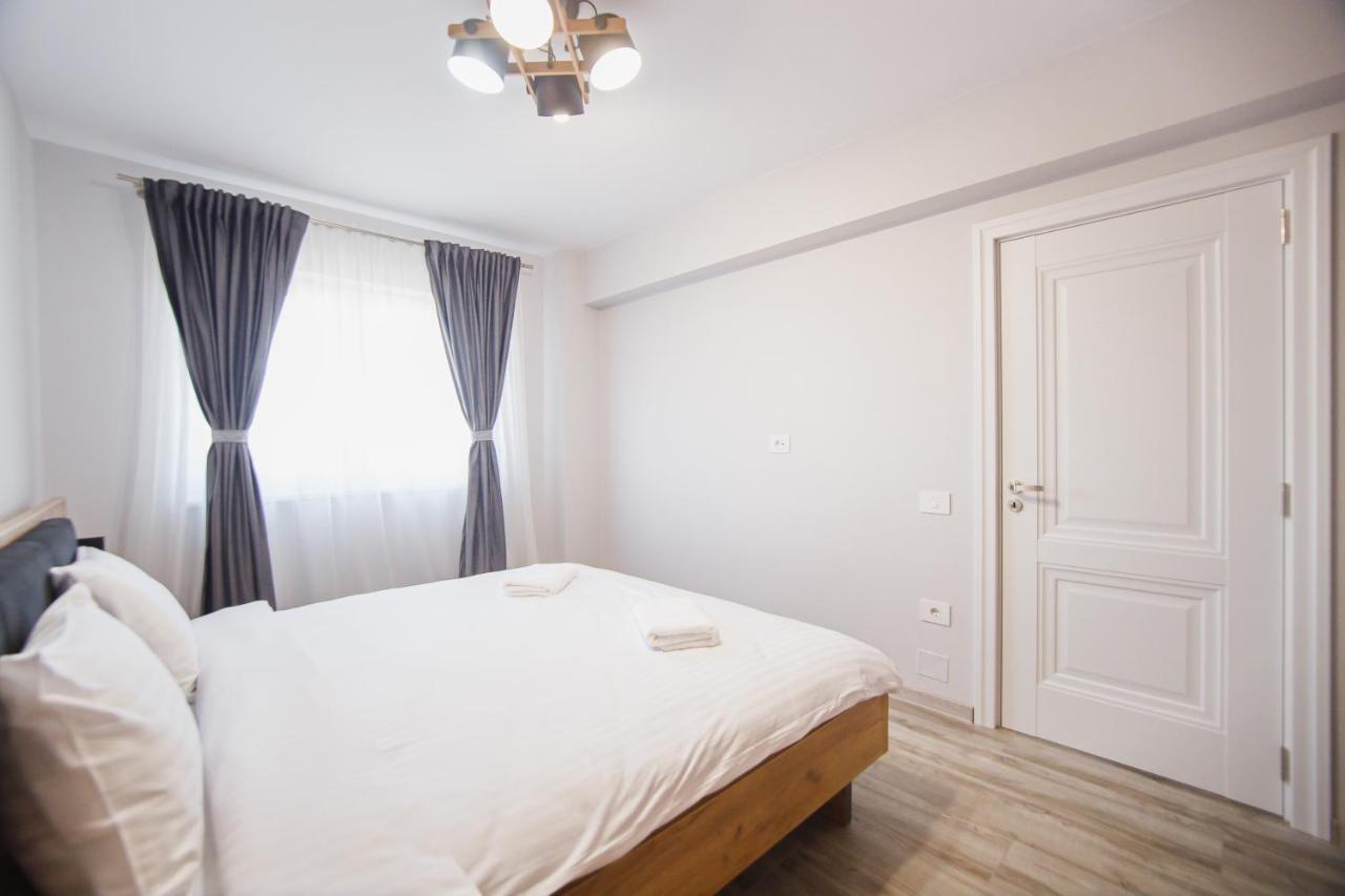 Creamy Wood Haven Apartment Oradea Exterior photo