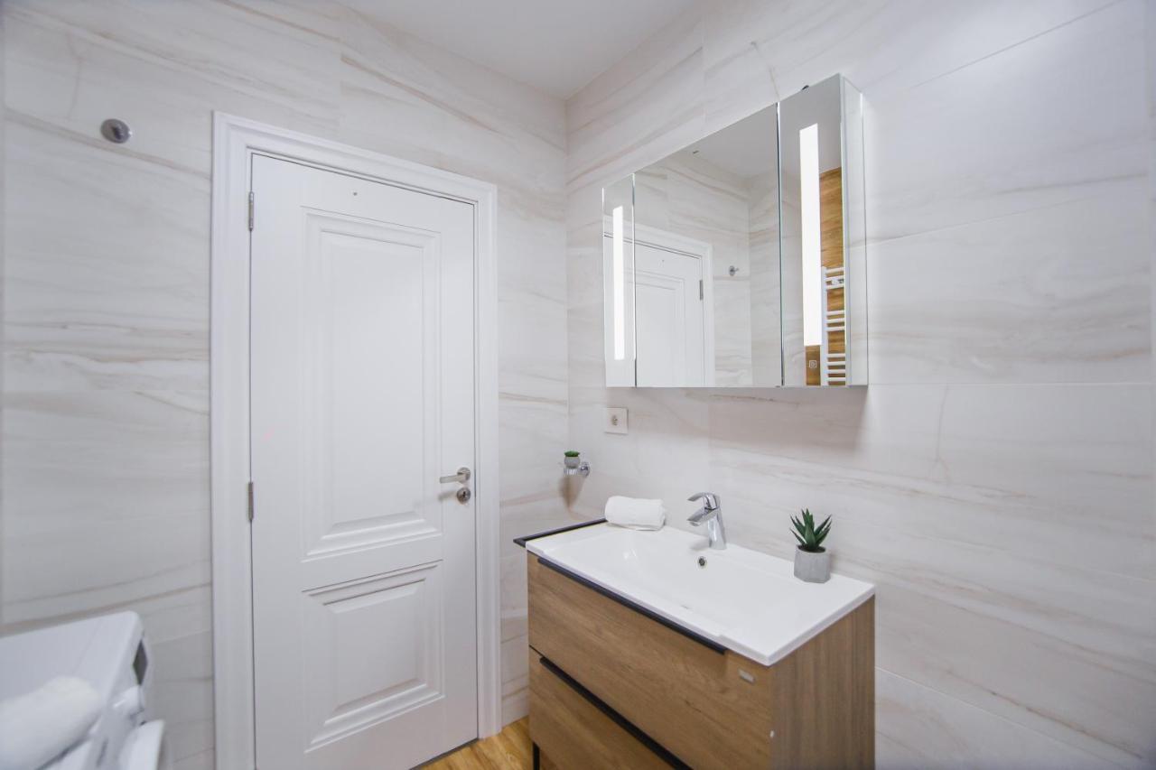 Creamy Wood Haven Apartment Oradea Exterior photo
